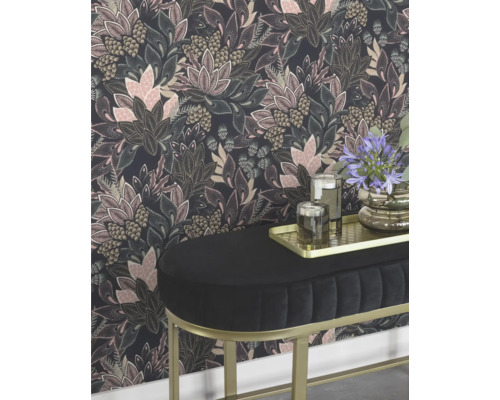 Dekorativ tapet med blommönster, kombinerat med en sittbänk