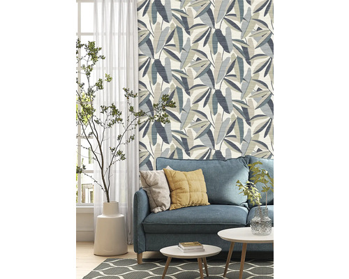 Vardagsrum med soffa och tapet med bladmotiv