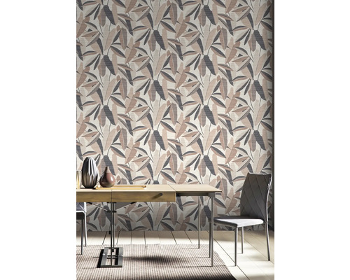 Vardagsrum med blommig tapet, matbord och stolar.