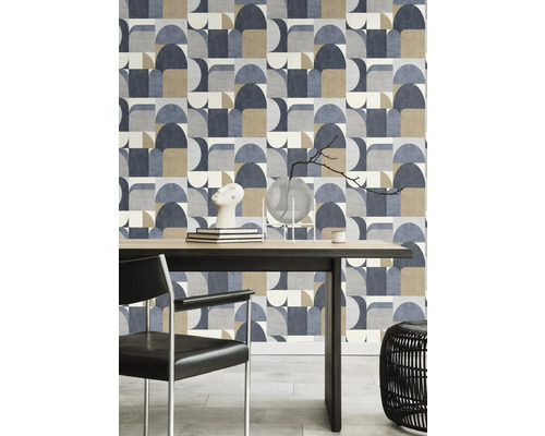 Vardagsrum med geometrisk tapet och matbord med stol