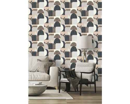 Vardagsrum med geometrisk tapet, soffa och fåtölj för en modern inredningsdesign.