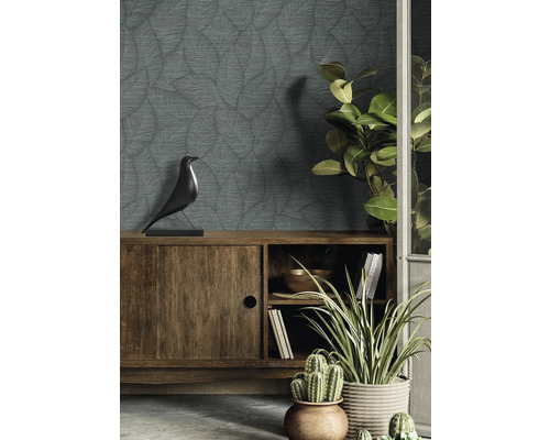 Dekorativt vardagsrum med mönstrad tapet, träskänk och krukväxter