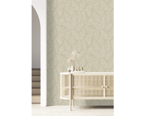 Scen med mönstrad tapet och byrå