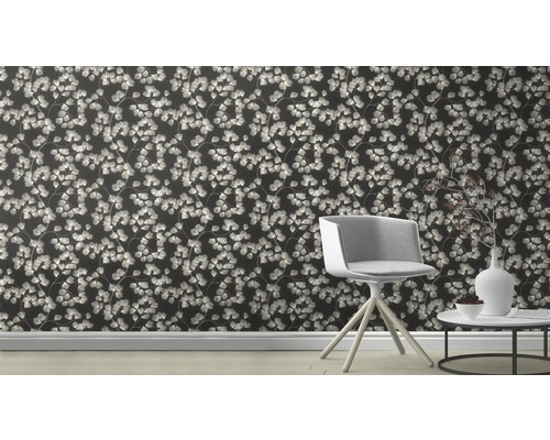 Rumsdesign med mönstrad tapet, stol och sidobord