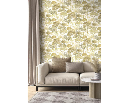 Vardagsrum med soffa och tapet med trämotiv