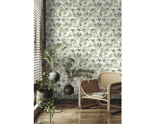 Rum med mönstrad tapet, växter och fåtölj