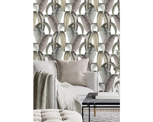 Vardagsrum med en tapet med bananbladsmönster