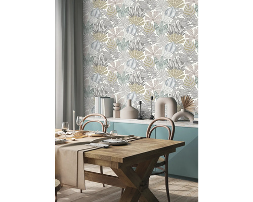 Matsal med träbord och blommig tapet