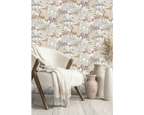 Dekorativ tapet med växtmönster i ett ljust rum med fåtölj och vaser