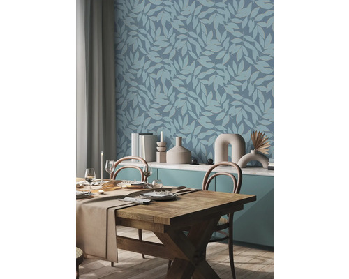 Matsal med träbord och blå mönstrad tapet
