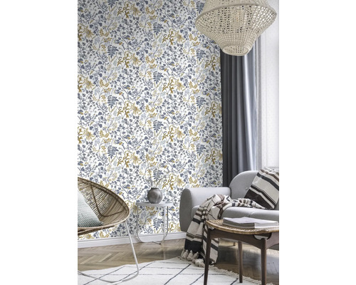 Dekorativt vardagsrum med blommig tapet, fåtölj och soffa