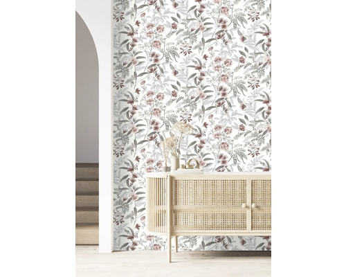 Rum med blommönstrad tapet och ljust träskåp