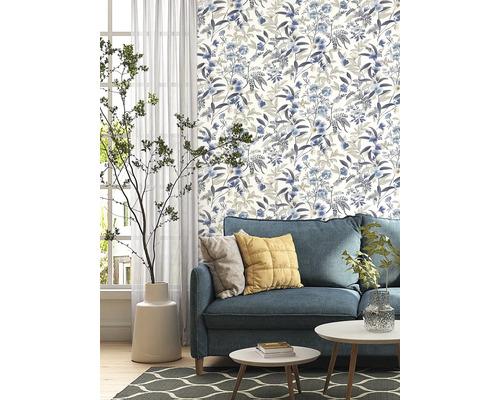 Vardagsrum med blommönstrad tapet, soffa och sidobord