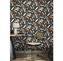 Dekorativt rum med blommönstrad tapet, stol och bord