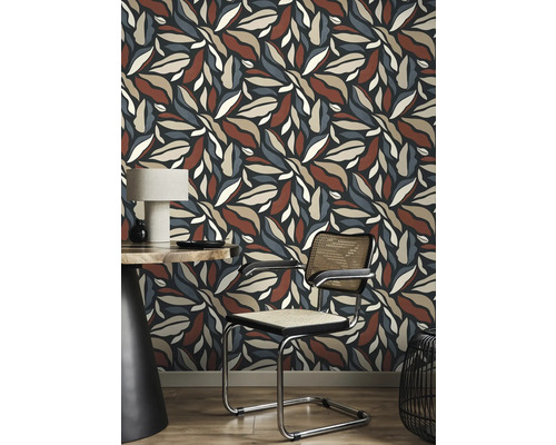 Dekorativt rum med blommönstrad tapet, stol och bord