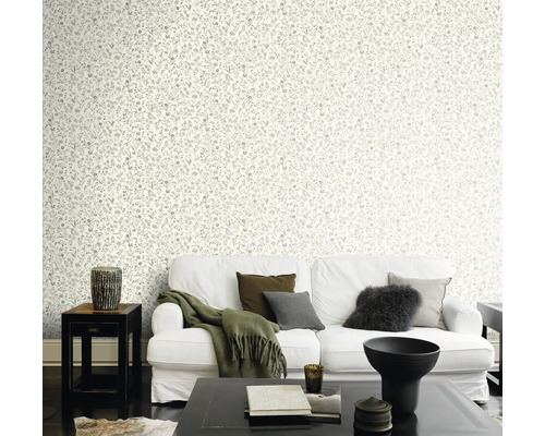 Vardagsrum med blommönstrad tapet, soffa, soffbord och sidobord