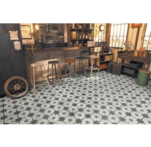 Rumsöversikt med golvplattor i stjärnmönster, interiör i vintagestil med barstolar och dekorationer