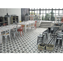 Restauranginteriör med bord, stolar och golvplattor med stjärnmönster