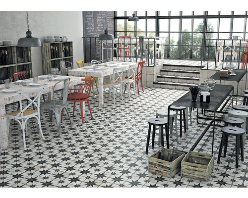 Restauranginteriör med bord, stolar och golvplattor med stjärnmönster