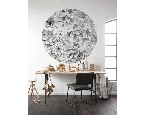 Väggdekoration med ett runt suckulentmotiv ovanför ett skrivbord.