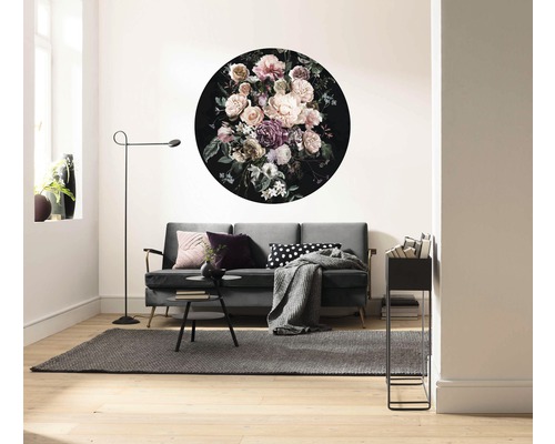 Vardagsrum med soffa, matta, golvlampa och väggdekal med blommotiv