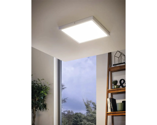 Fyrkantig LED-taklampa i vardagsrummet.