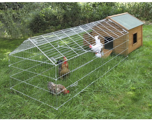 Hönshus med löpgård och flera höns på en gräsmatta.
