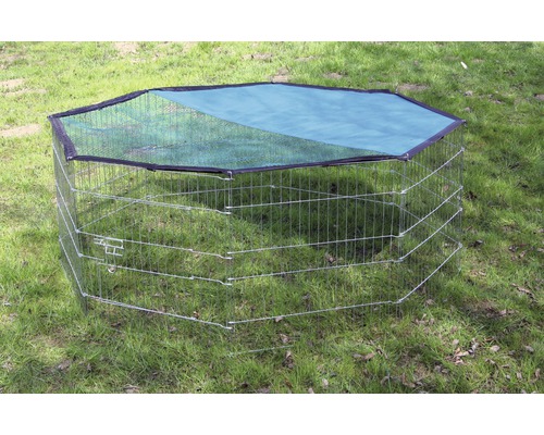 Utomhusinhägnad för smådjur med nätöverdrag i trädgården