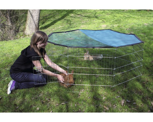 Kvinna med kaninhage utomhus med solskyddsnät