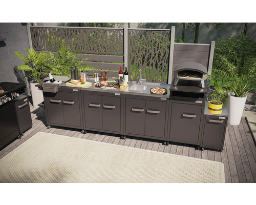 Utekök med grill, diskho och pizzaugn på en terrass