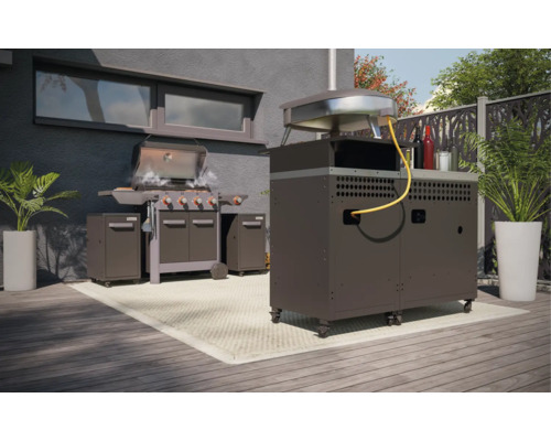 Utomhusvy med gasolgrill, pizzaugn och blomkrukor på en terrass