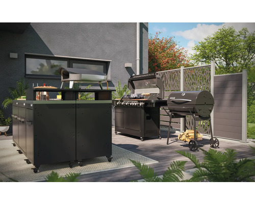 Utomhuskökscen med grillvagn, gasolgrill och insynsskydd på en terrass.