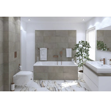 Ljust badrum med badkar, handfat, toalett och kakel