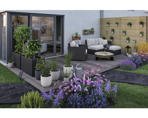 Terrass med trädgårdsmöbler, växter och blommor för utomhusbruk