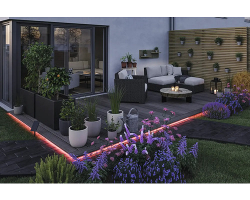 Anlagd uteplats med sittplatser, växter och LED-belysning för utomhusbruk.