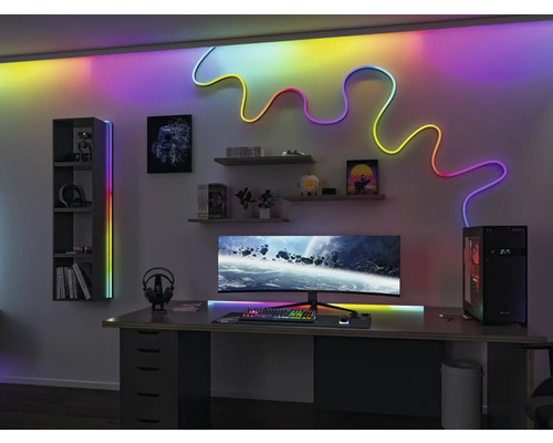 Spelrum med skrivbord, dator, hyllor och LED-belysning