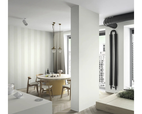 Ljus inredning med matbord och ribbvärmare