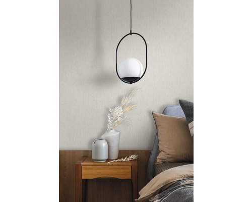 Scen med sängbord, dekoration och hängande lampa med metallram och sfärisk lampskärm