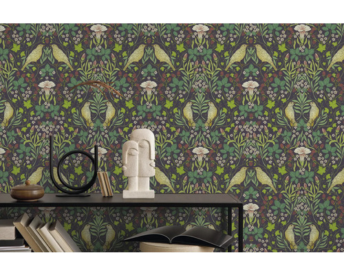 Tapet med fågel- och växtmönster på en vägg