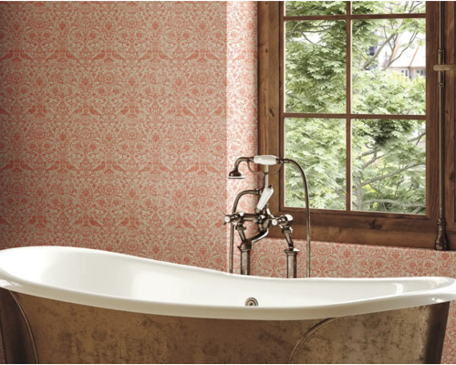Badrum med fristående badkar, armatur och blommig tapet