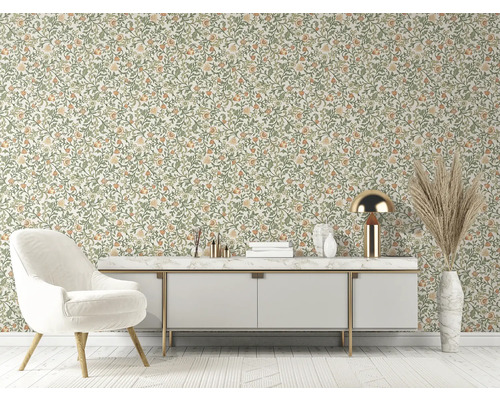 Dekorativ vägg med blommig tapet, skänk och fåtölj