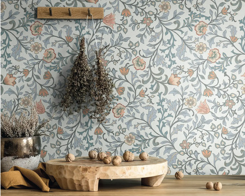 Scen med blommig tapet, träpall, krukväxt och väggkrok med örter