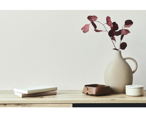 Dekoration med vas, torkade blommor, stapel med böcker och förvaringslåda på ett bord