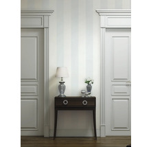 Hall med konsolbord, lampa och två dörrar