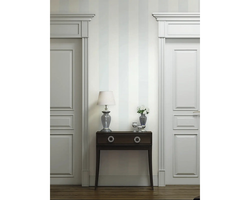 Hall med konsolbord, lampa och två dörrar