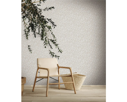 Rum med mönstrad tapet, trästol och korg