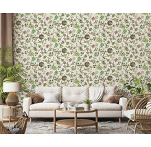 Vardagsrum med blommönstrad tapet, soffa och dekorationer