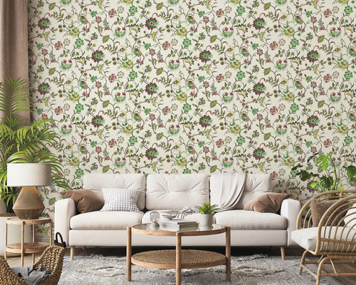 Vardagsrum med blommönstrad tapet, soffa och dekorationer