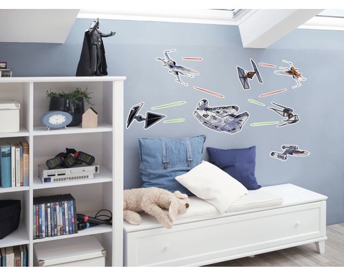 Barnrum med Star Wars väggdekorationer av rymdskepp och Darth Vader figur på en hylla.