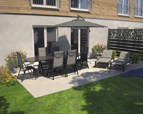 Uteplats med matbord, stolar, parasoll och solstolar